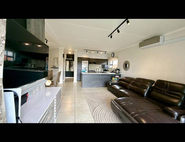 2 BEDROOM APARTMENT FOR SALE IN OAKDENE